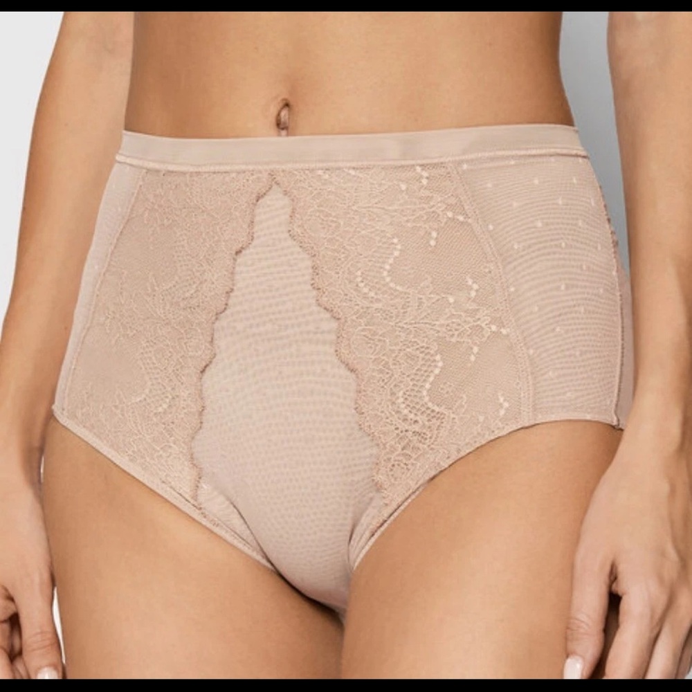 SPANX Spotlight On Lace Medium Control Foundation Nude Brief Panty Womens Sz S